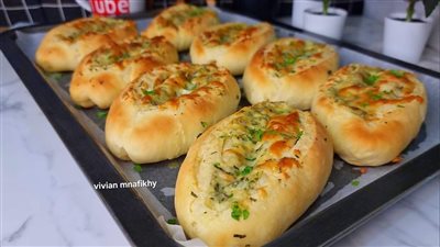 خبز بالثوم وبعجينة هشة كالقطن