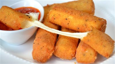 طريقة عمل اصابع الجبنة الموزاريلا المقلية
