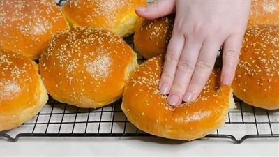 خبز البرجر او عيش الكايزر بعجينة طرية