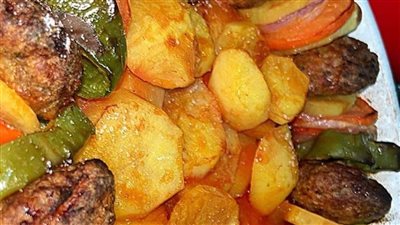 طريقة تحضير صنية كفتة بالبطاطس والخضار