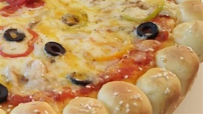 طريقة تحضير البيتزا (بيتزا محشية الأطراف بعجينة الزبادي القطنية)